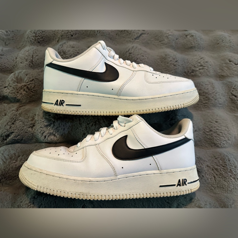 Nike White and Black Sneakers Classic Style